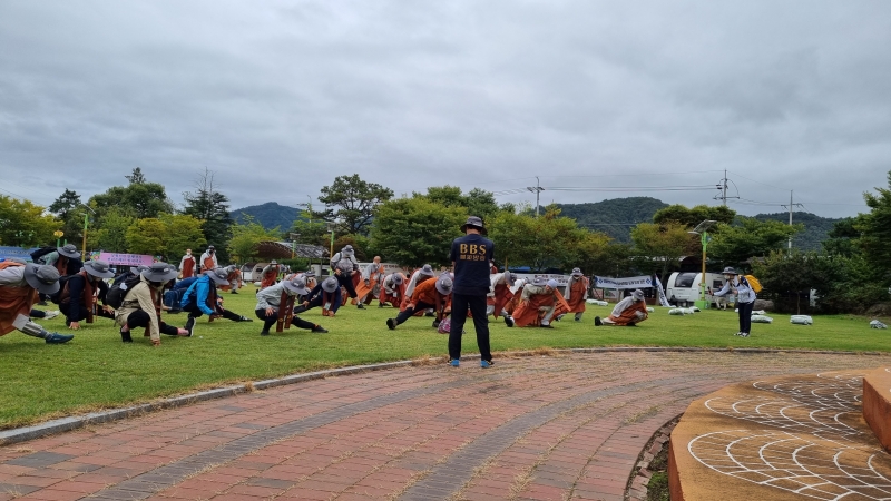 순례를 나서기 전 몸을 풀고 준비하고 있는 순례대중들 (2).jpeg
